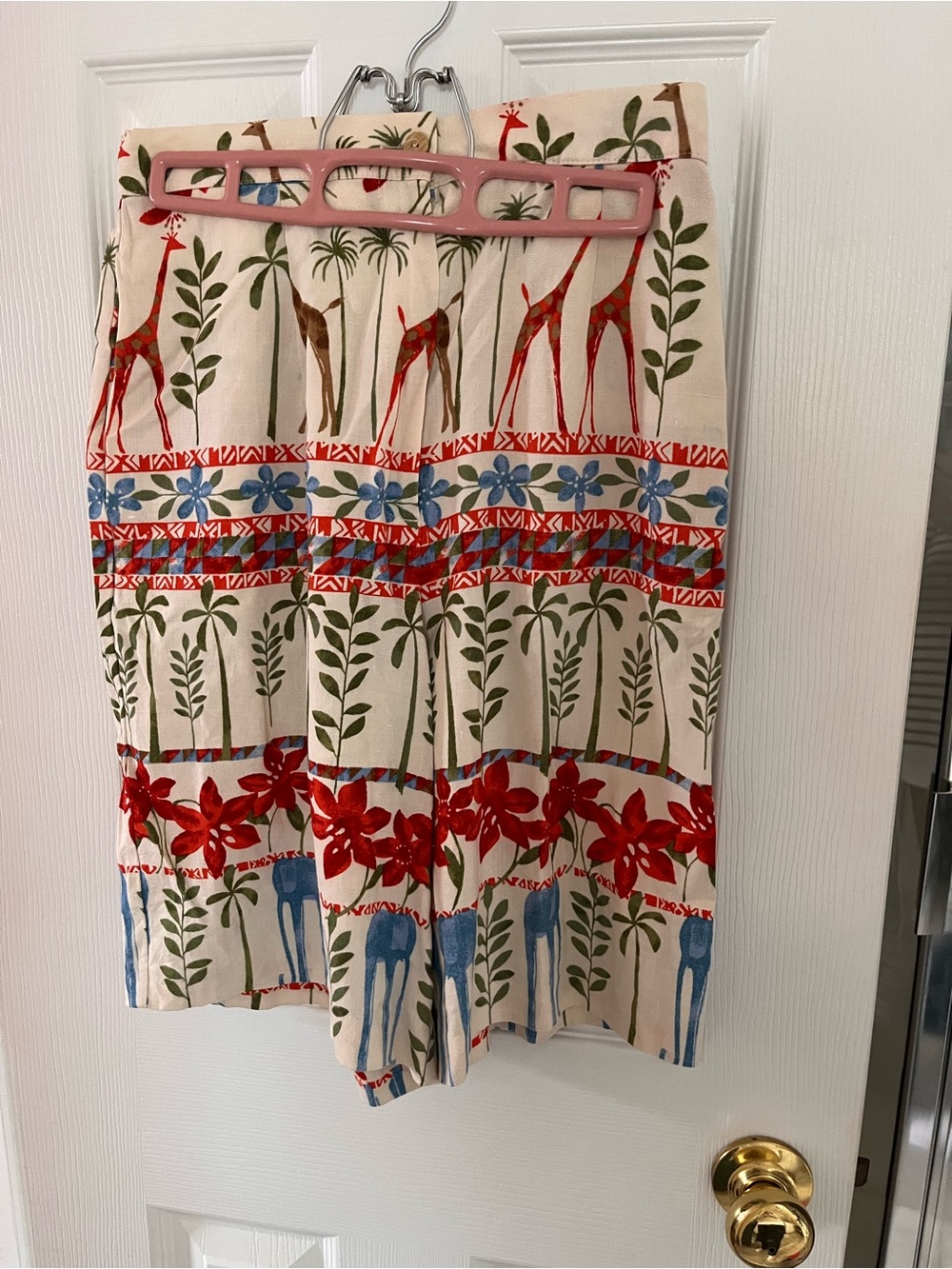 Lucia brand sz 6 Floral & Giraffe Print Cotton shorts in Cream and Red
